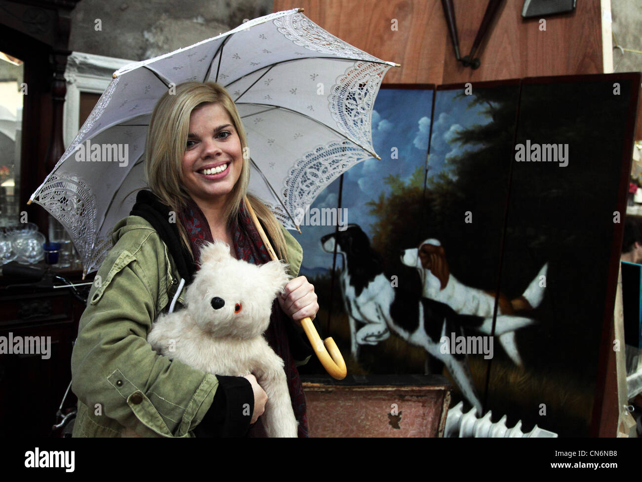 Sarah Lennon avec un parasol et l'ours Paddington chez les marchands car boot sale de cour de triage, commerçants, Dublin, Irlande Banque D'Images