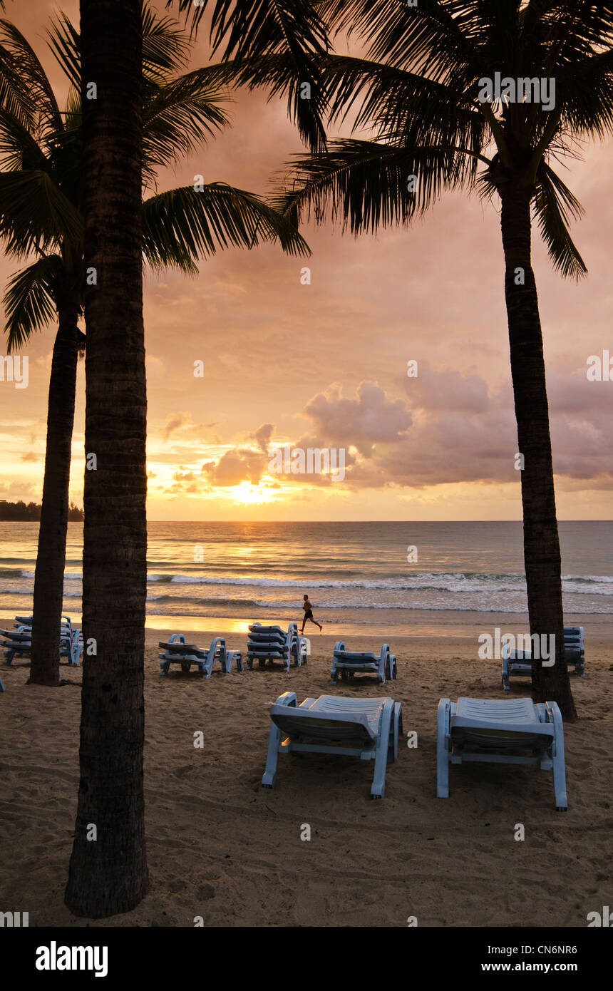 Encadrée de palmiers coucher de soleil sur Kamala Beach, île de Phuket, Thaïlande Banque D'Images