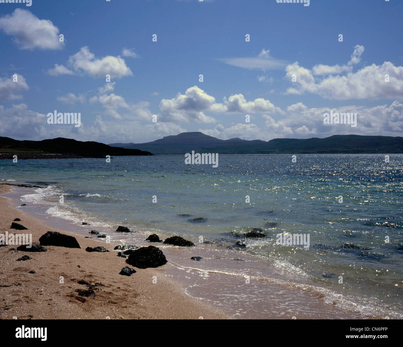 Healabhal Mhor Macleod's Table au nord de Claigan Loch Dunvegan foreground Duirinish Ile de Skye en Ecosse Banque D'Images