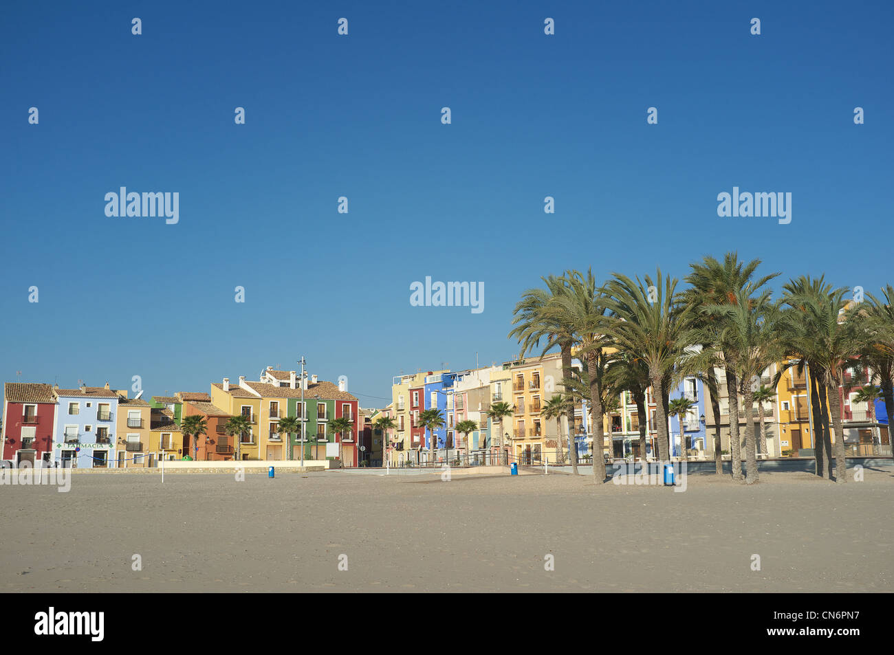 La plage de Villajoyosa, dans le contexte de ses maisons traditionnelles de pêche Banque D'Images