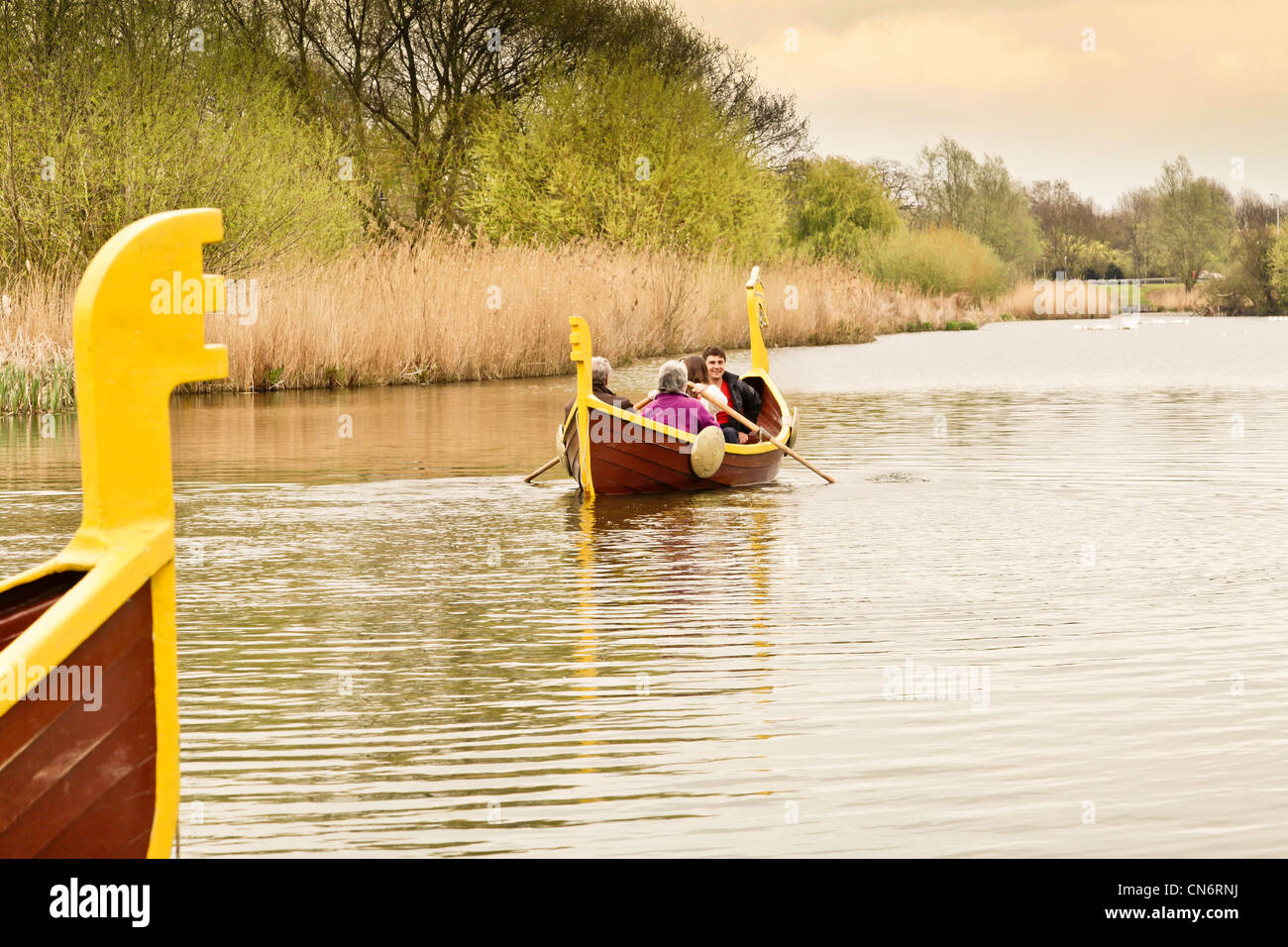Une journée en famille sur la rivière Ouse à Bedford avec barques décorées comme drakkars vikings Banque D'Images