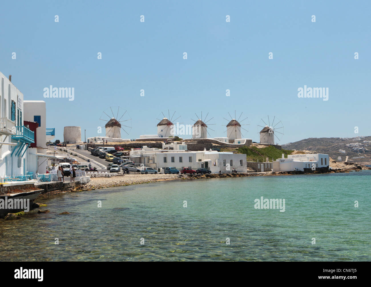 Port de Mikonos, Grèce, montrant les célèbres moulins à vent de Mykonos port Banque D'Images
