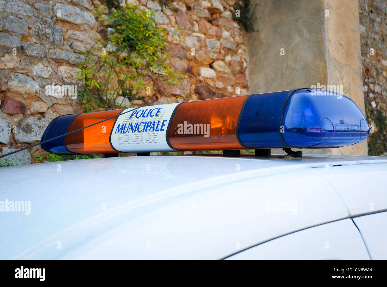 Sur la barre d'éclairage de voiture de police municipale, en Provence, France Banque D'Images