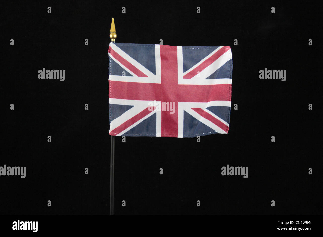 Le drapeau national du Royaume-Uni de Grande-Bretagne et d'Irlande du Nord sur un fond noir. Banque D'Images