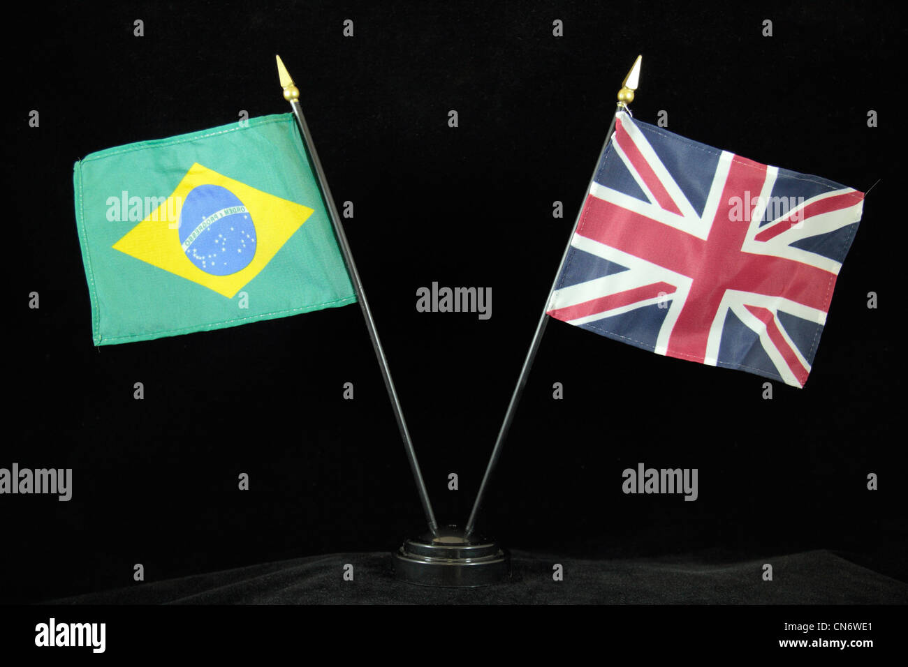 Les drapeaux nationaux du Brésil (2016) et le Royaume-Uni (2012) hôtes olympiques sur un fond noir. Banque D'Images