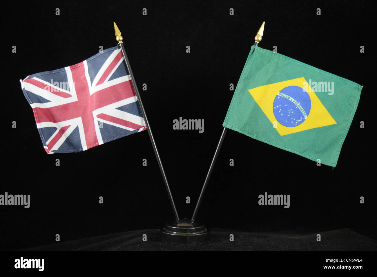 Les drapeaux nationaux du Royaume-Uni (2012) et des hôtes olympiques Brésil (2016) sur un fond noir. Banque D'Images