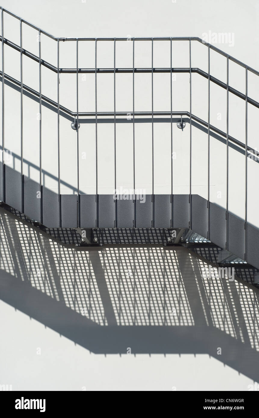 Escaliers métalliques comme un élément d'architecture contemporaine Banque D'Images
