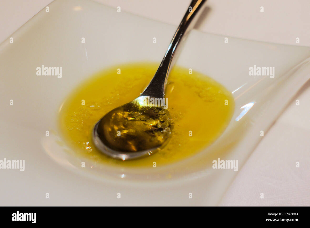 L'aïoli huile d'olive et l'ail dans un plat en verre avec cuillère Banque D'Images