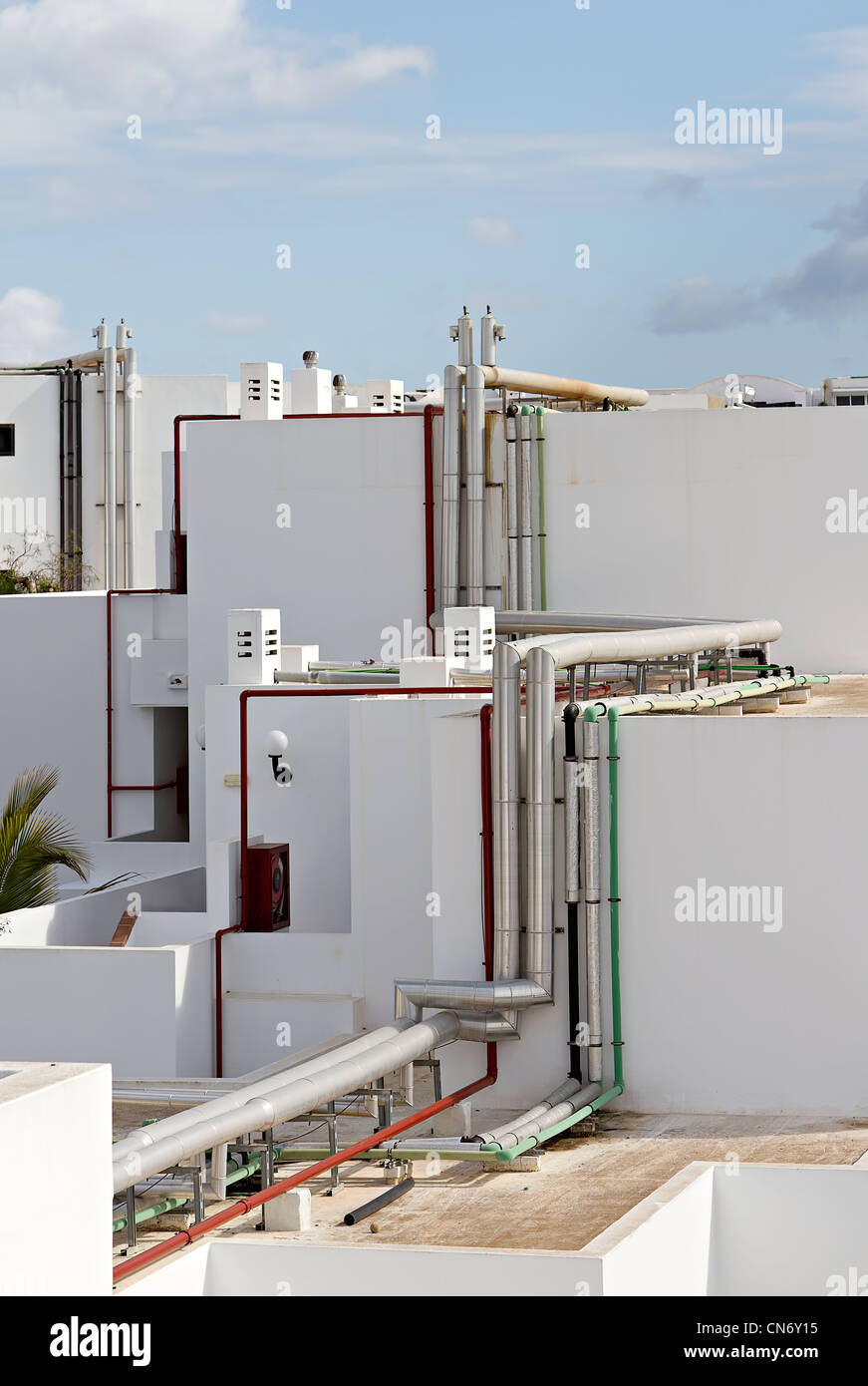 Les tuyaux sur le toit de l'hôtel Lanzarote Banque D'Images