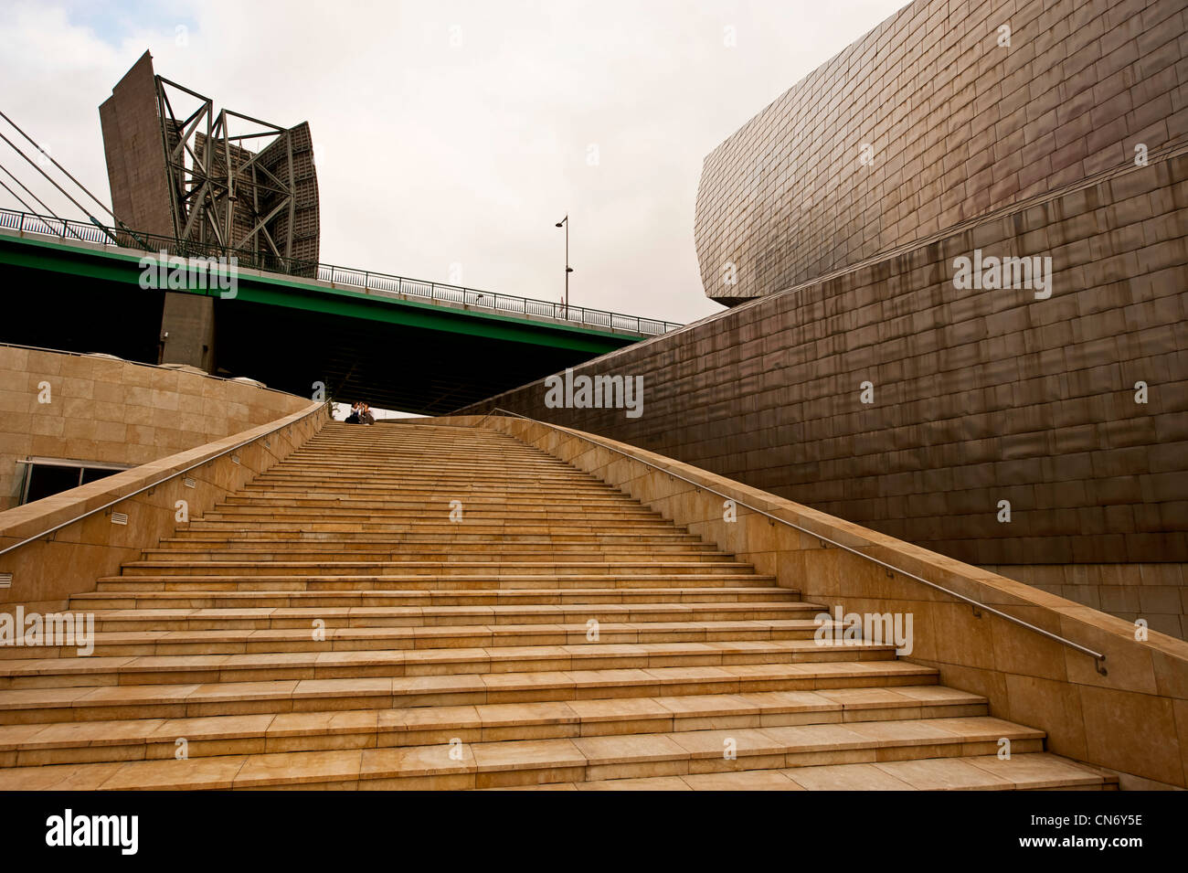 Escaliers à l'extérieur du musée Guggenheim de Bilbao, Pays basque, Espagne Banque D'Images
