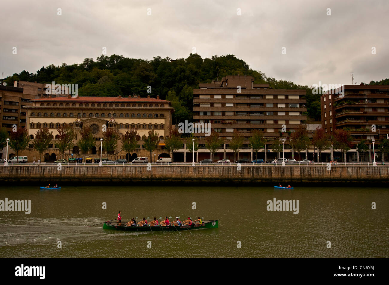 Rameurs dans la rivière Nervion à Bilbao, Pays basque, Espagne Banque D'Images