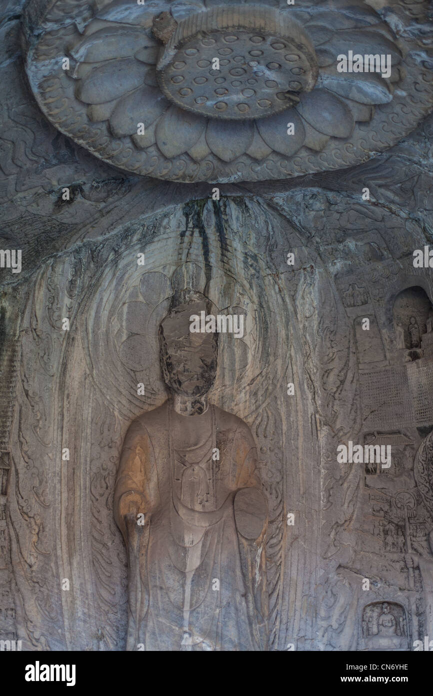 Sculptures en pierre de Bouddha et ses disciples au milieu grotte Binyang dans les grottes de Longmen site en Chine Banque D'Images