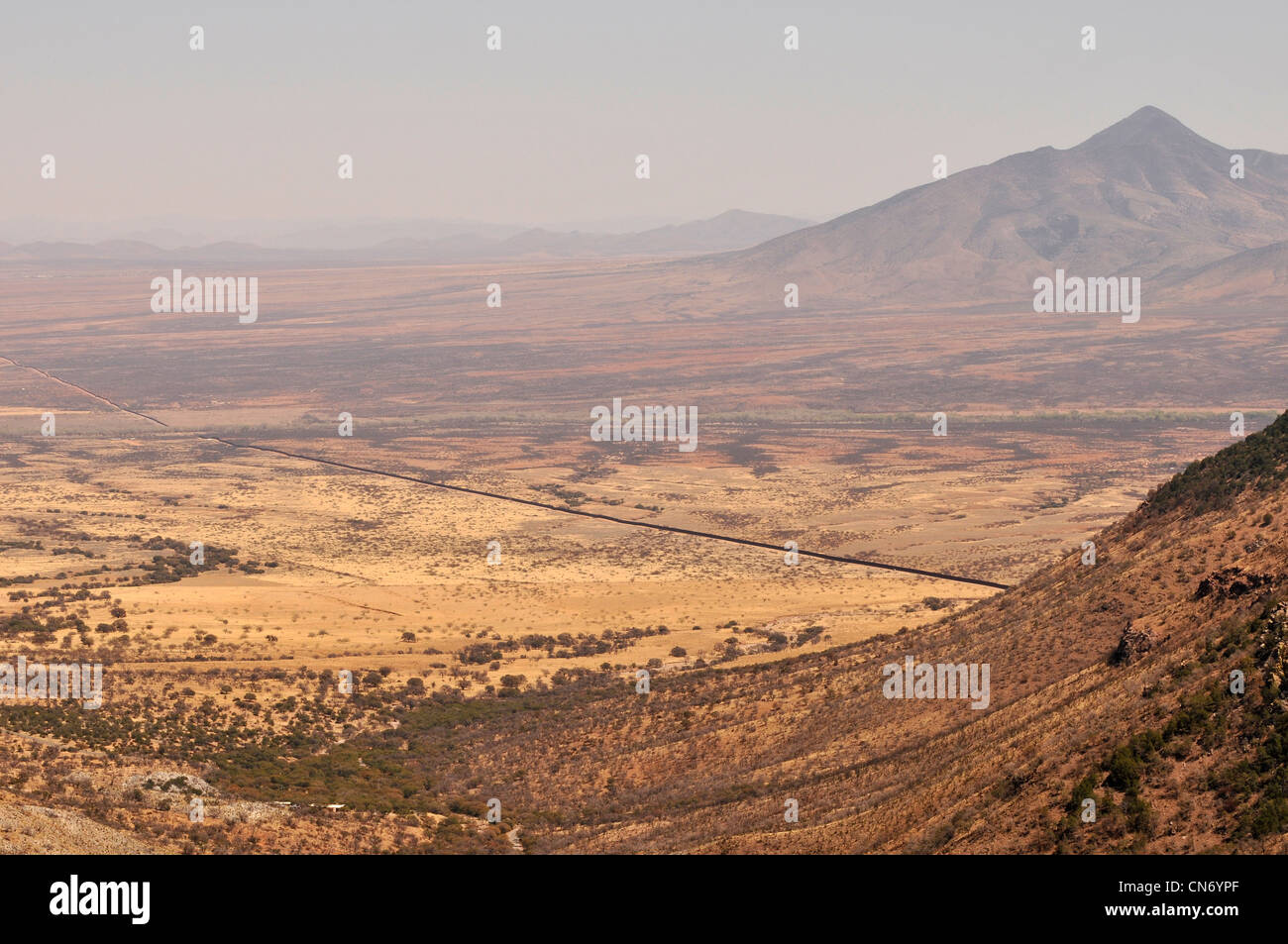 Les États-Unis et le Mexique vu de Montezuma's Pass, Coronado Memorial, Coronado National Forest, Sierra Vista, Arizona, USA. Banque D'Images