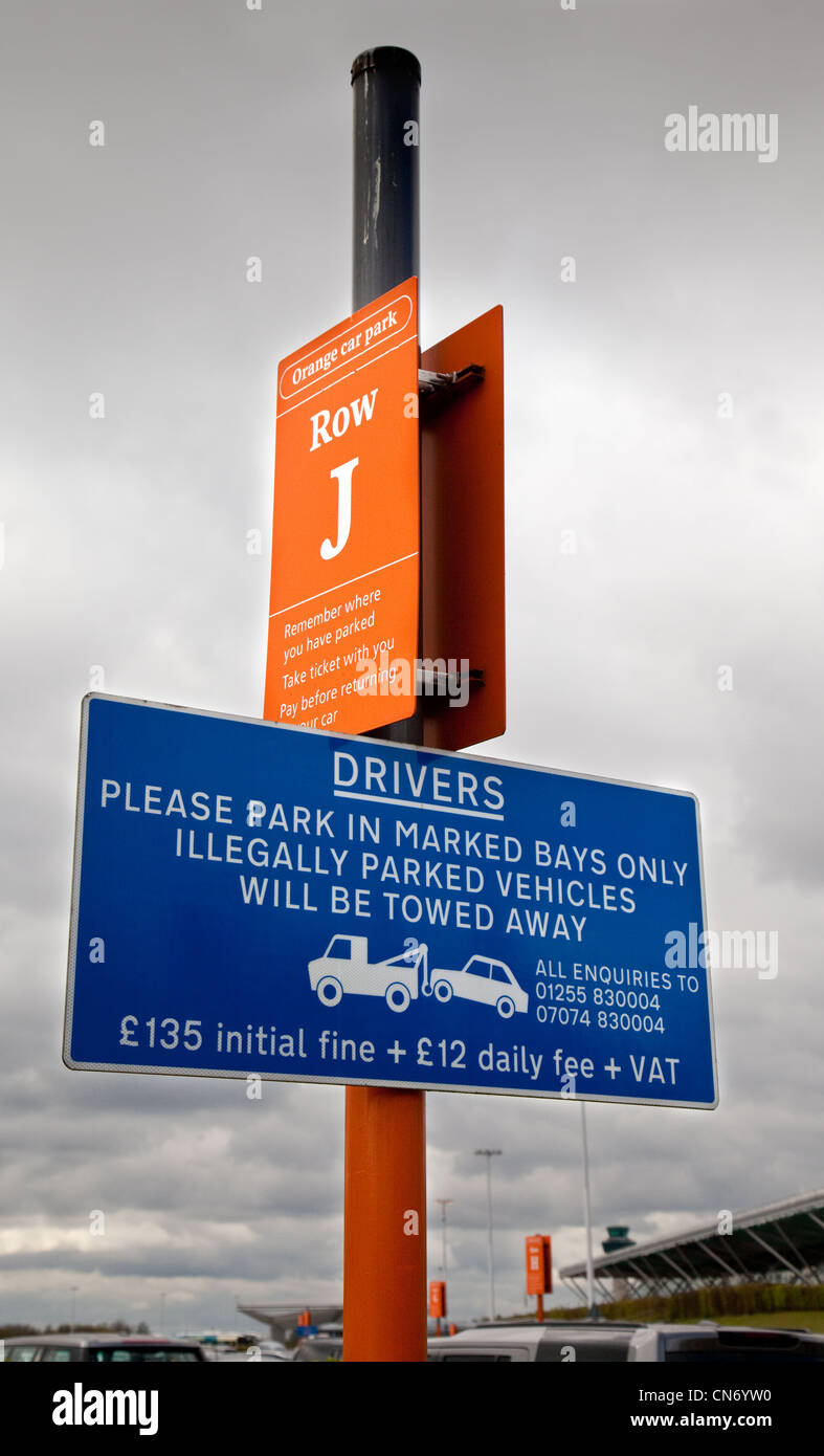 Les signes de sécurité du parking de l'aéroport de Stansted, Essex UK Banque D'Images