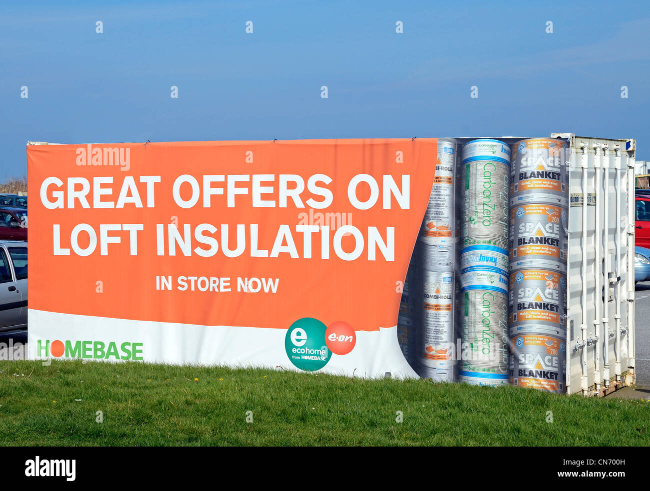 Une publicité de l'offre sur l'isolation à l'extérieur d'un magasin homebase, uk Banque D'Images