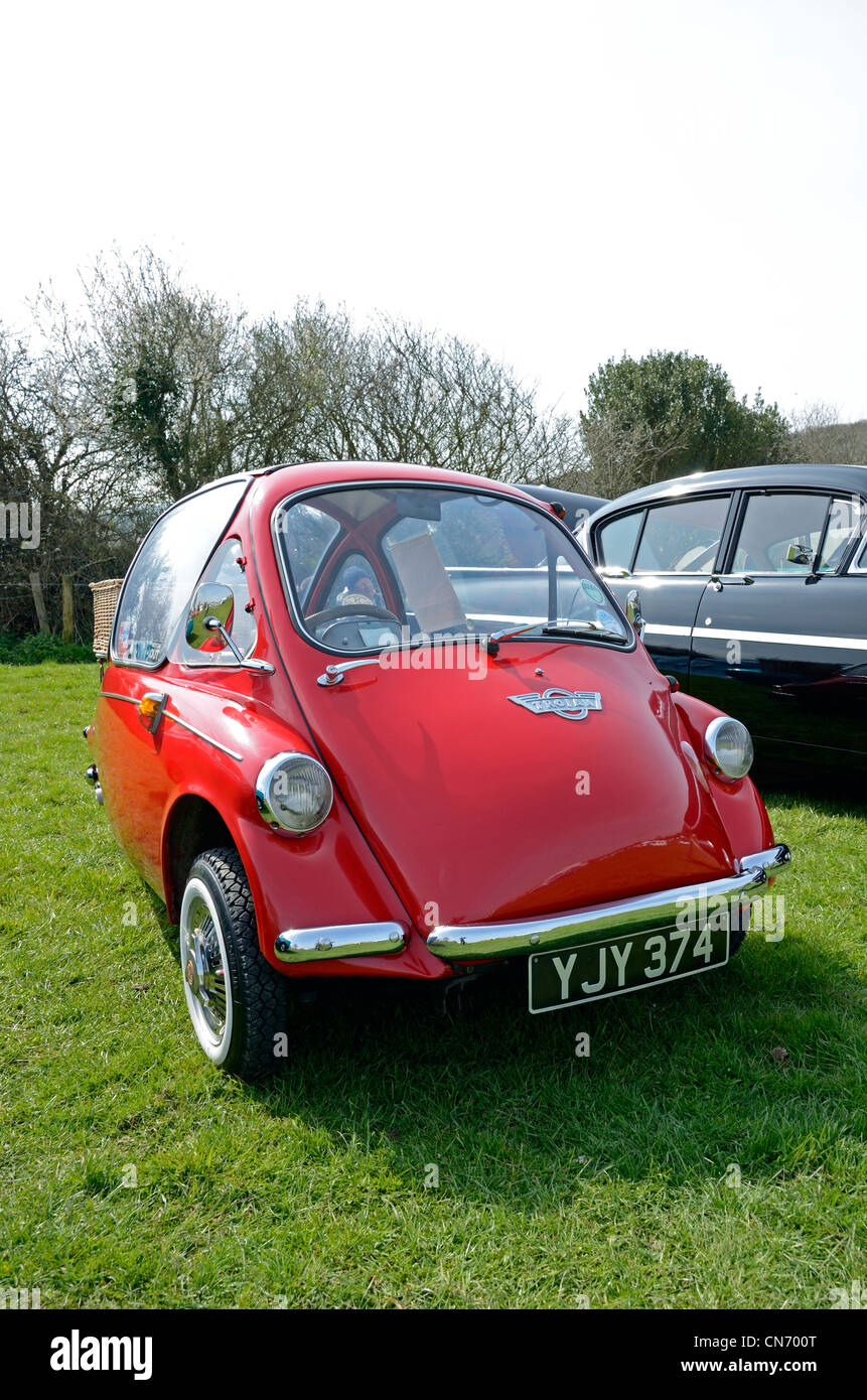Une bulle rouge voiture dans un rallye automobile vintage à Cornwall, uk Banque D'Images