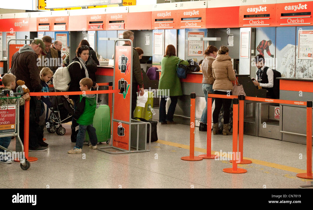 L'enregistrement des bagages Easyjet bondé dans la file d'attente, de l'aéroport de Stansted Essex UK Banque D'Images
