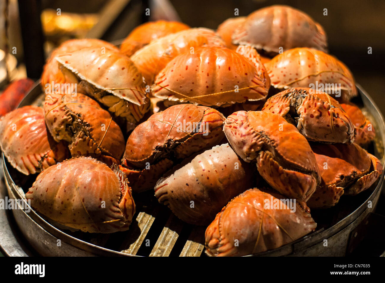Les crabes rouges frais liés à de petites boules dans un restaurant à Luoyang Banque D'Images