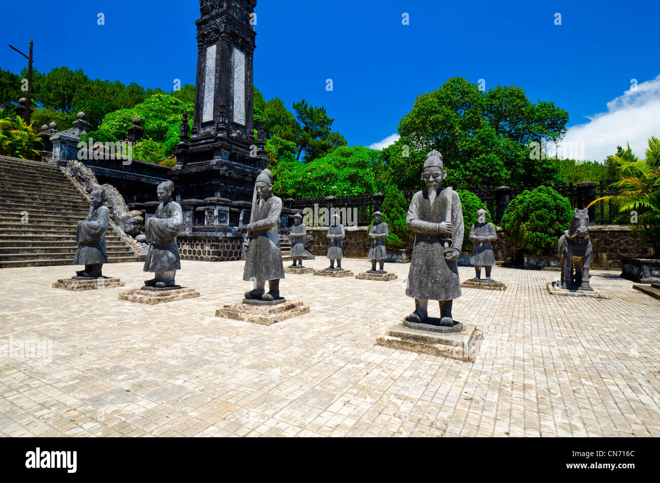 Rangées de statues mandarin la garde côtière weathered tombeau de l'Empereur Khai Dinh, Hue, Vietnam, Asie Banque D'Images