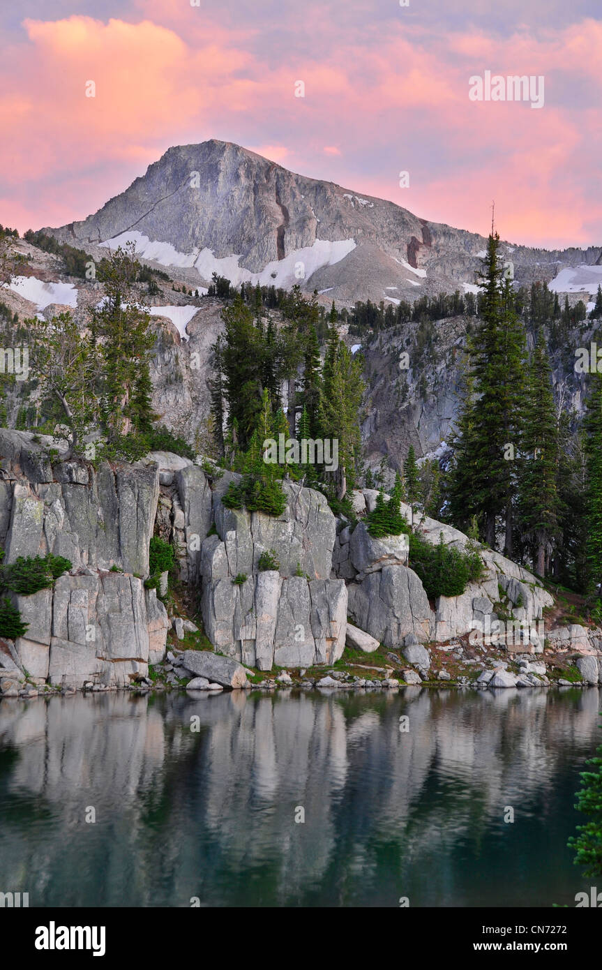 Mirror Lake dans le bassin des lacs de montagnes Wallowa de l'Oregon. Cap de l'aigle pic est dans l'arrière-plan. Banque D'Images