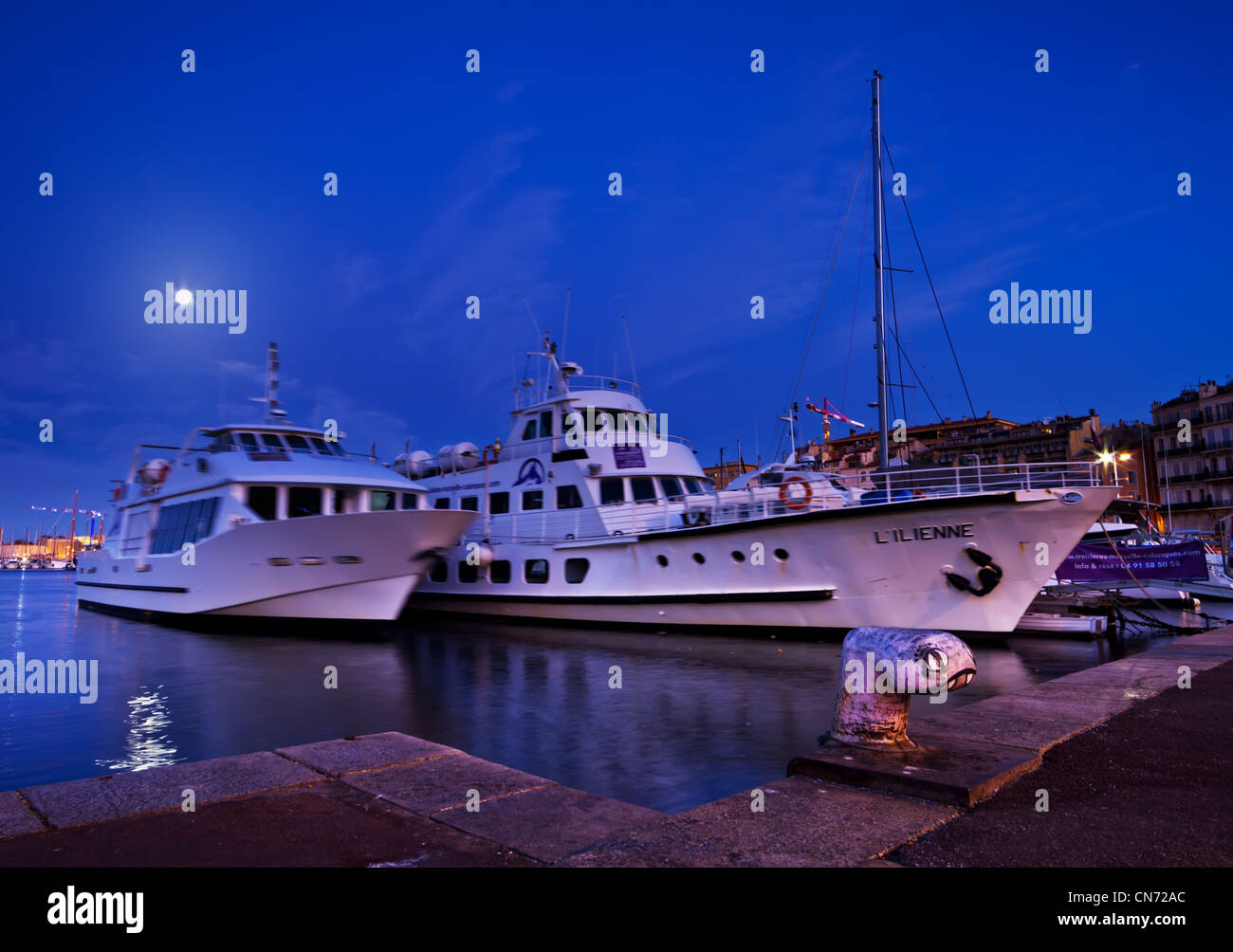 Vieux Port de Marseille dans la région de clair de lune Banque D'Images