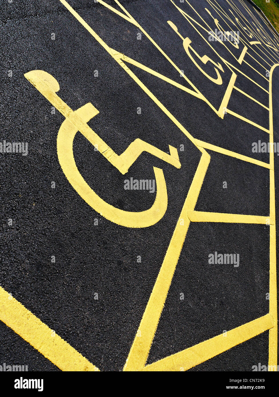 Symbole d'espace de stationnement pour personnes handicapées sur le macadam peint Banque D'Images