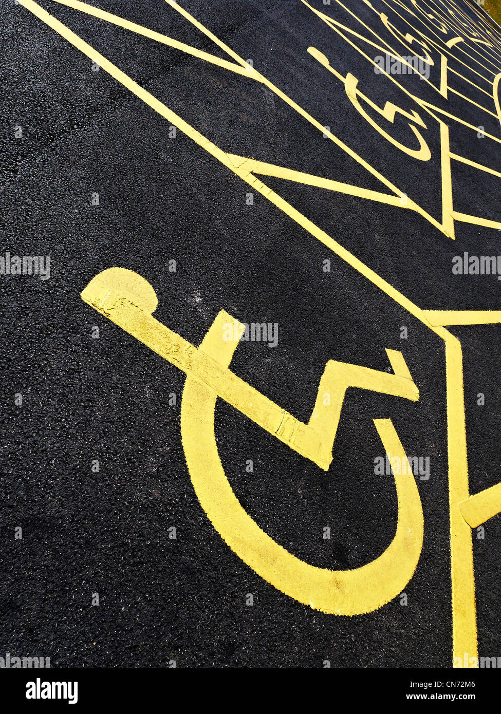 Symbole d'espace de stationnement pour personnes handicapées sur le macadam peint Banque D'Images