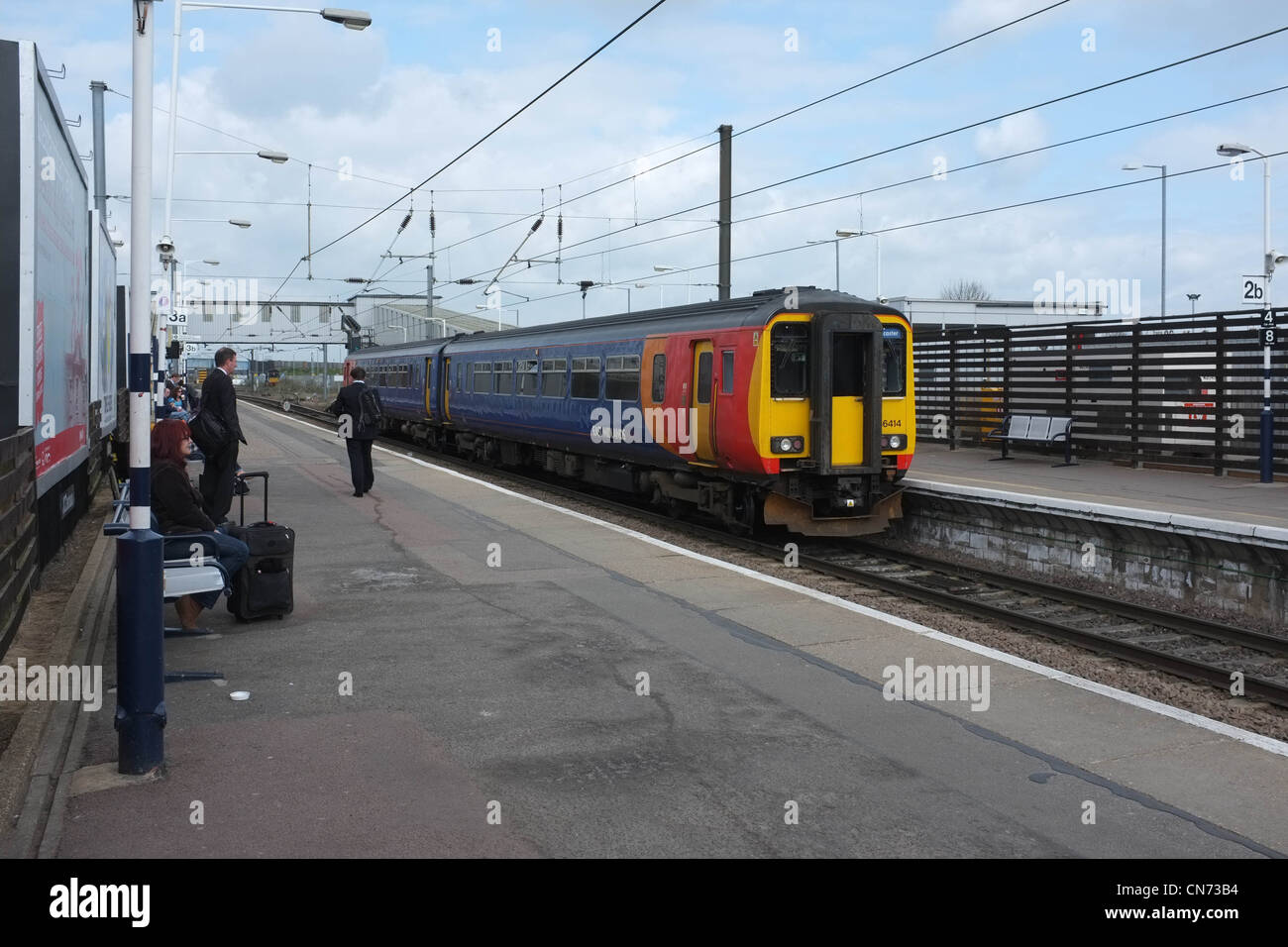 158 East Midlands trains diesel de classe à Peterborough Railway Station Banque D'Images