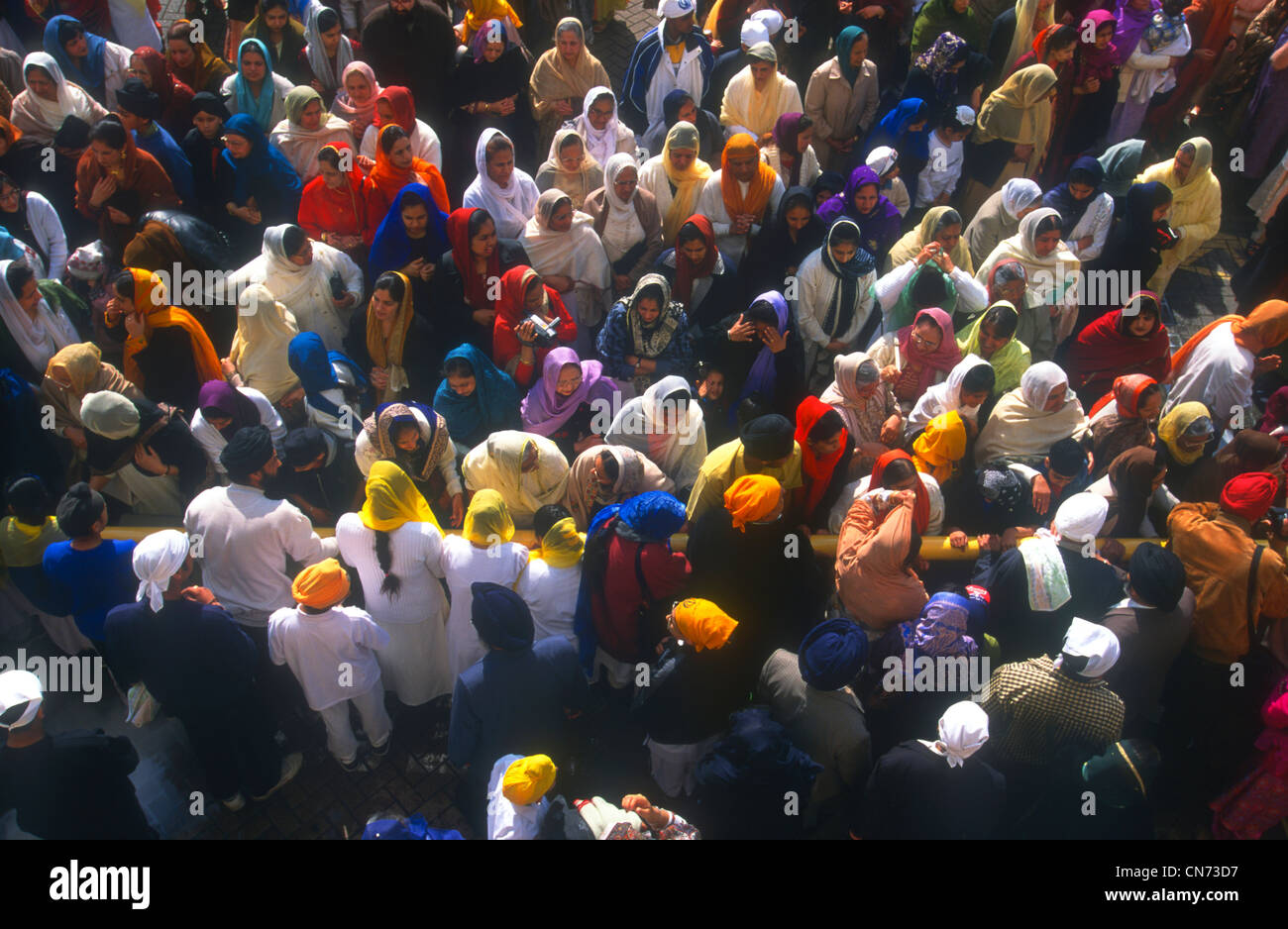 Les Sikhs se sont réunis à l'extérieur du temple gurdwara ou pour le festival du Vaisakhi, Sri Guru Singh Sabha, Hounslow, Middlesex, Royaume-Uni. Banque D'Images