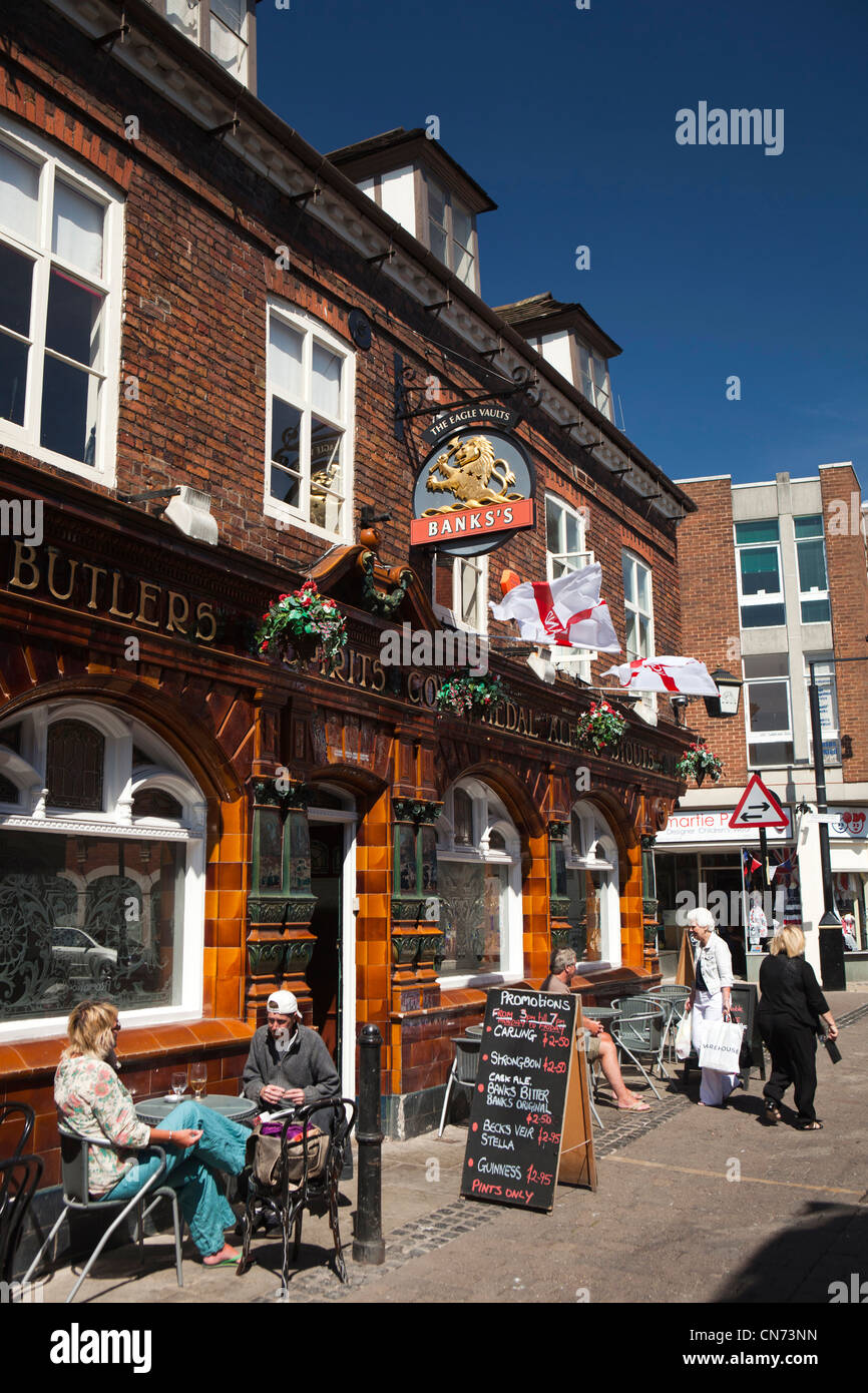 Royaume-uni, Angleterre, Worcestershire, Worcester, Friar Street, Eagle Vaults pub, les clients assis dehors sur les tables de la chaussée Banque D'Images