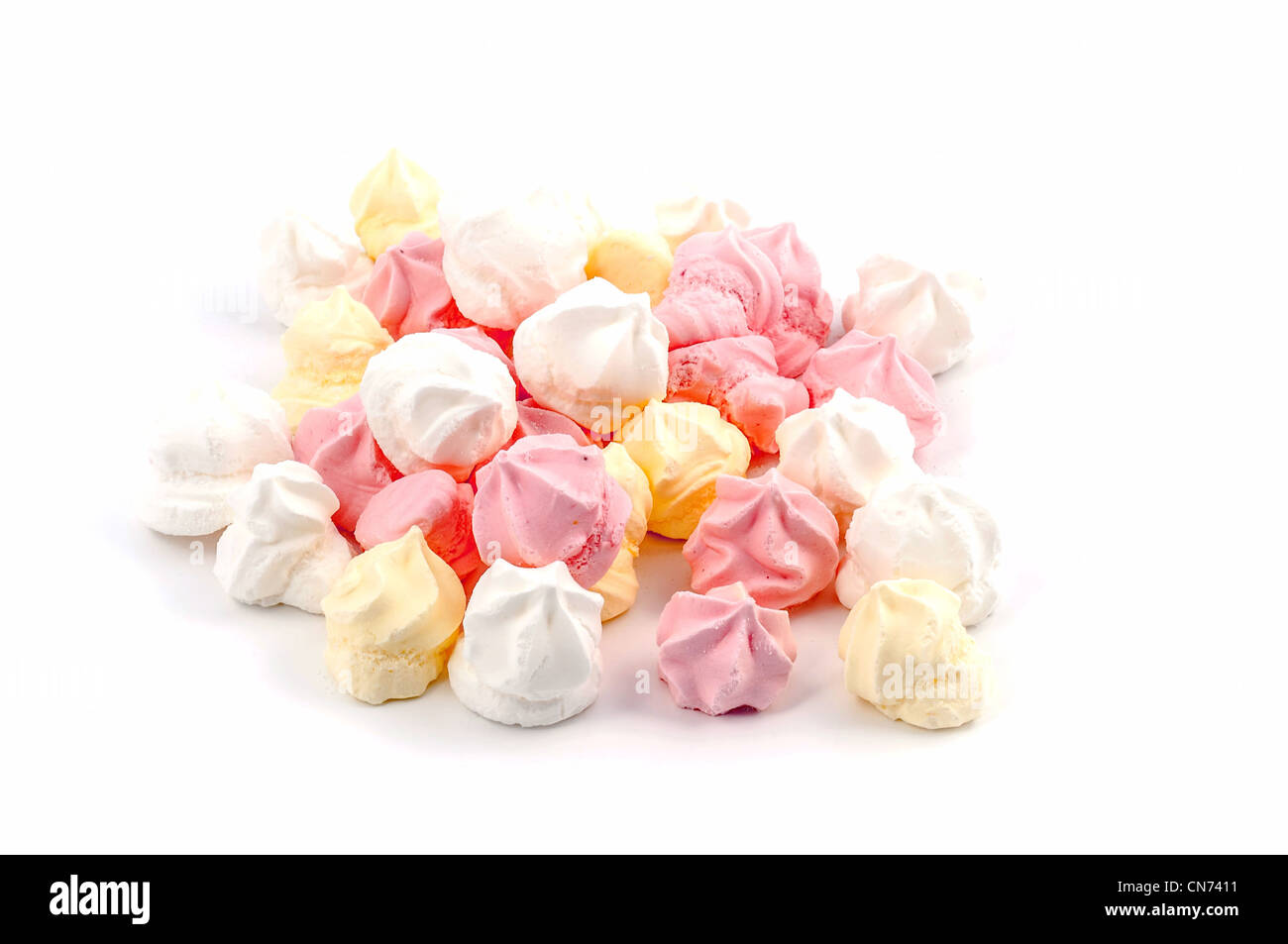 Rose, jaune et blanc de la meringue isolé sur fond blanc Banque D'Images
