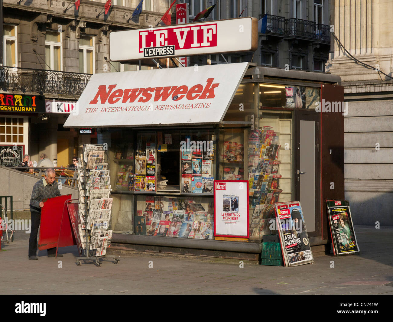 Vente en kiosque des journaux et des magazines internationaux à Bruxelles, Belgique Banque D'Images