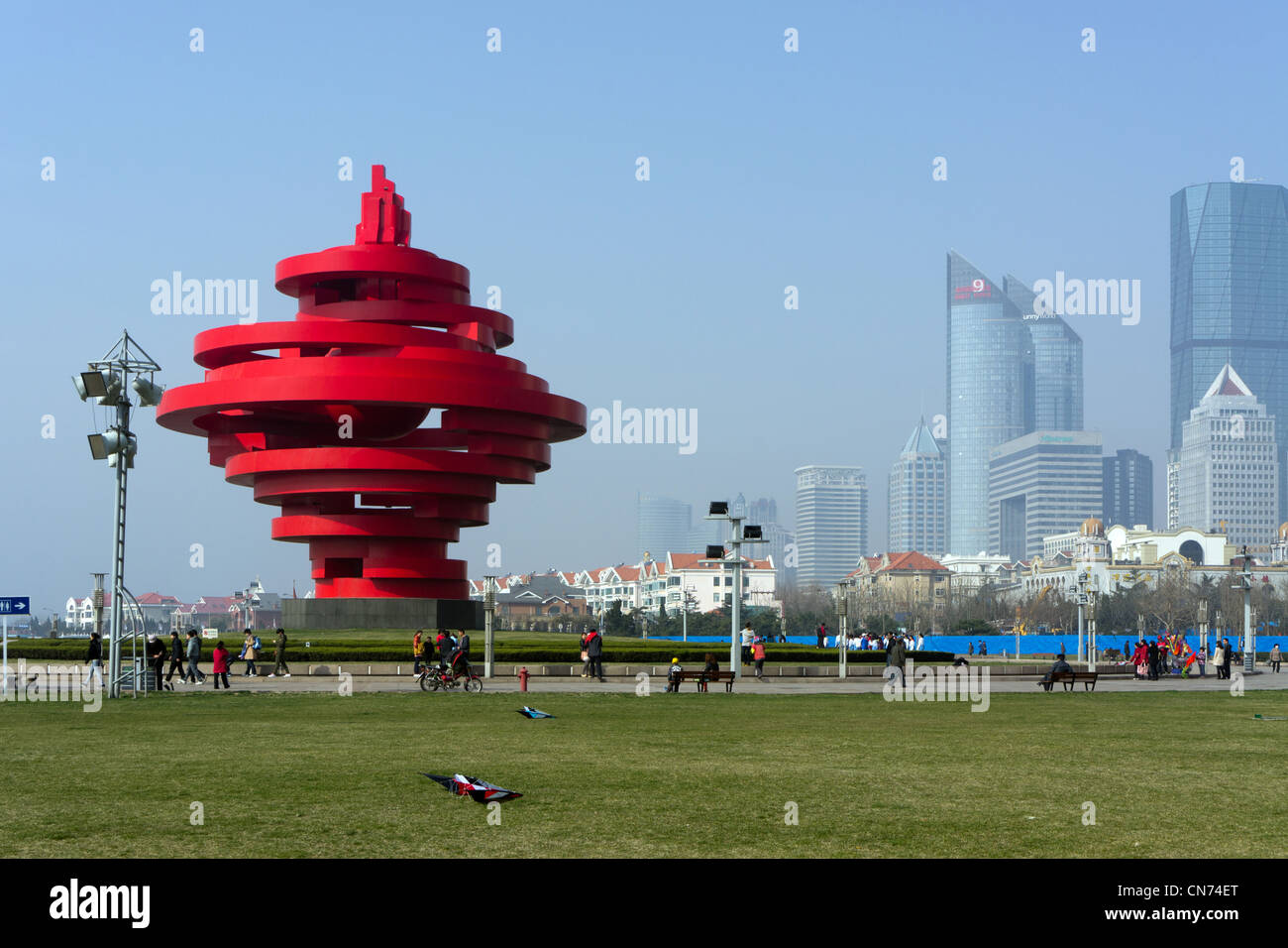 Le rouge peut 4e Monument, dans le carré 4 mai, Qingdao, Chine Banque D'Images