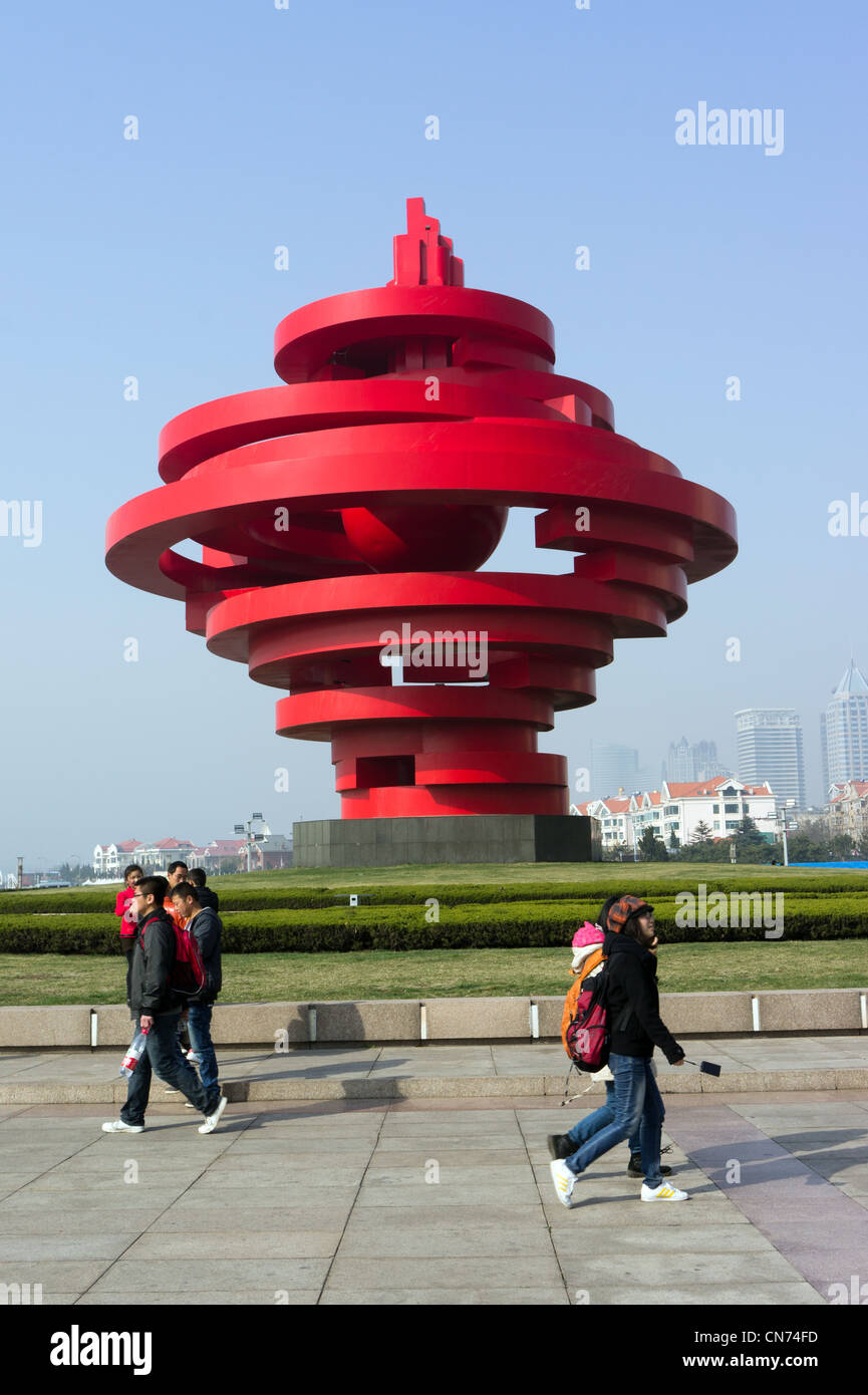 Le rouge peut 4e Monument, dans le carré 4 mai, Qingdao, Chine Banque D'Images