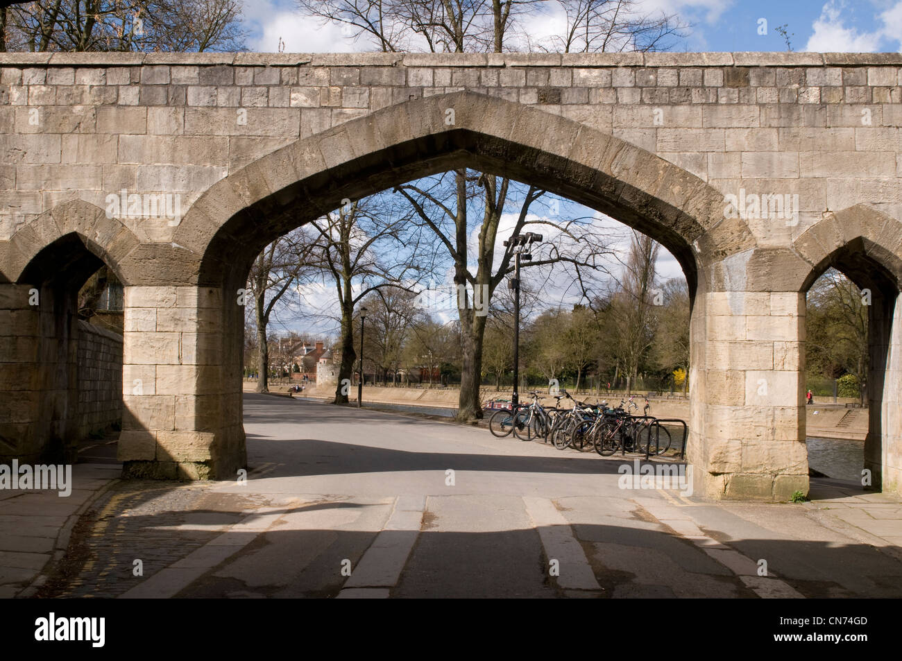 À l'intermédiaire de 3 arches de la rue du Nord de New York en Poterne enceinte historique de la ville, à la rivière Ouse & riverside randonnée à vélo - North Yorkshire, Angleterre, Royaume-Uni. Banque D'Images