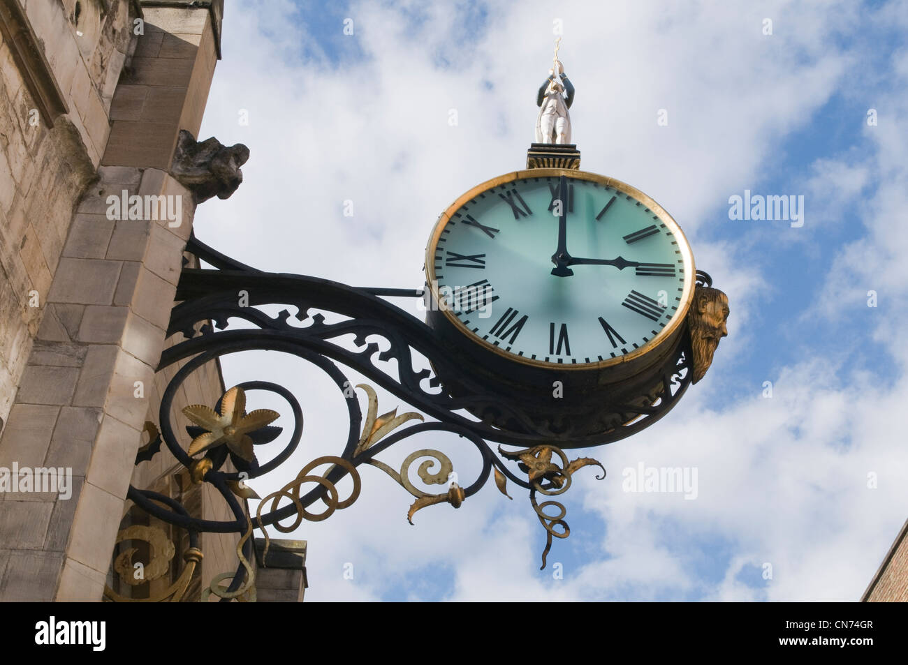 Low angle view of historic peu l'amiral Réveil (mains à 15h00) haut crocheté sur mur extérieur en pierre de l'église - York, North Yorkshire, Angleterre, Royaume-Uni Banque D'Images