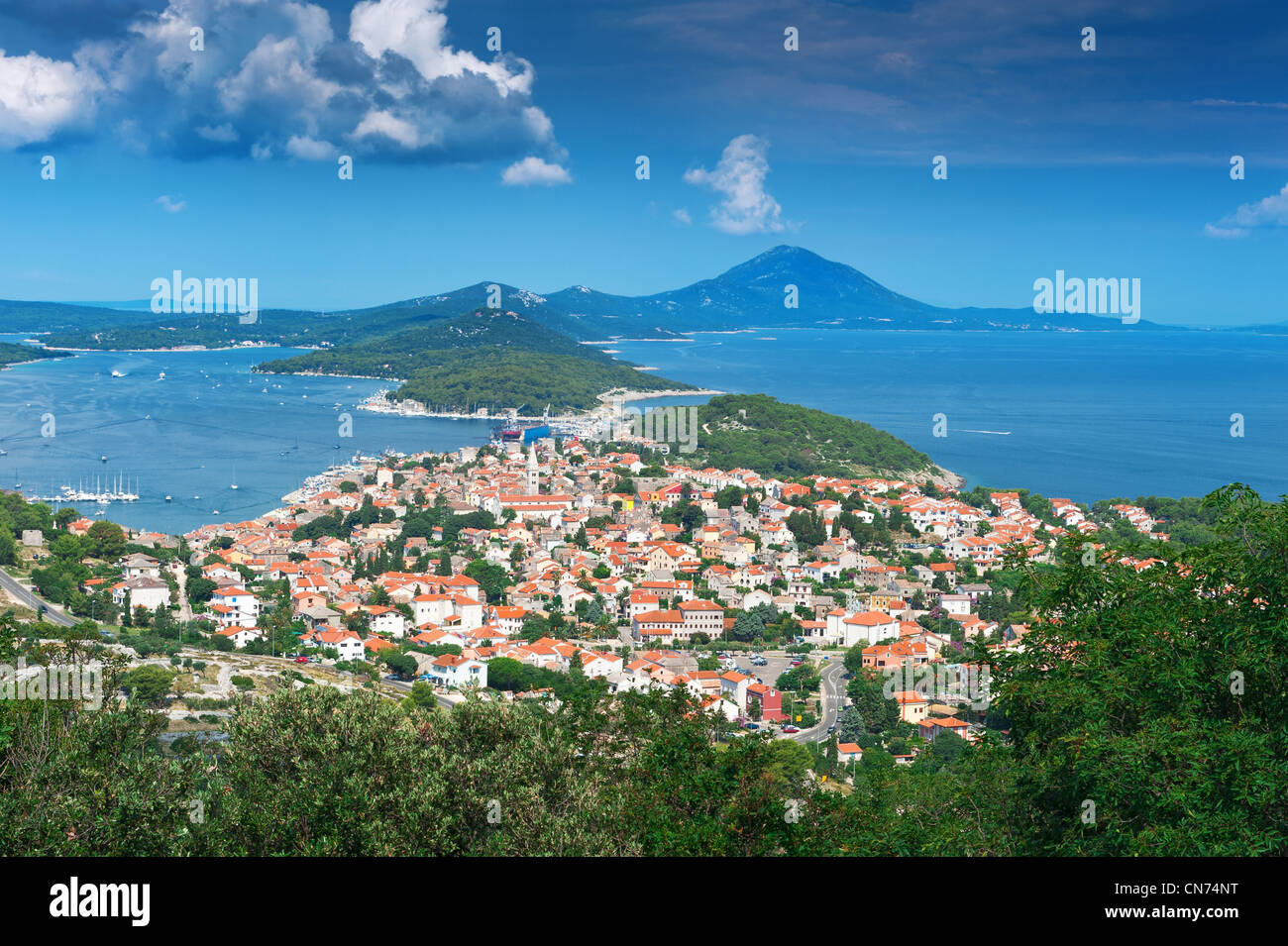 Vieille ville sur l'île Adriatique sous ciel bleu. Mali Losinj, Croatie, destination touristique populaire. Banque D'Images