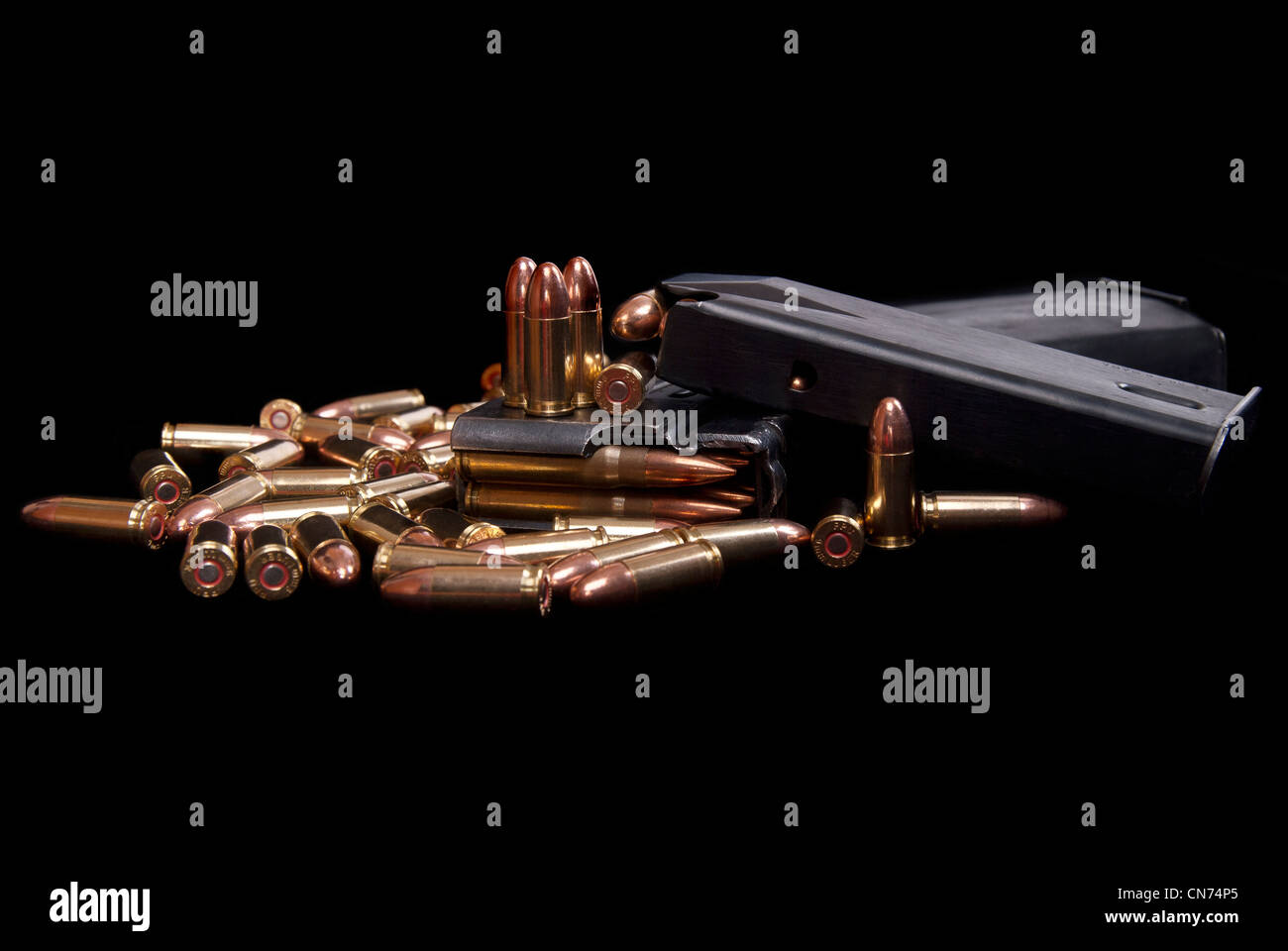 Des armes à feu et munitions chargées magazine isolated on black Banque D'Images