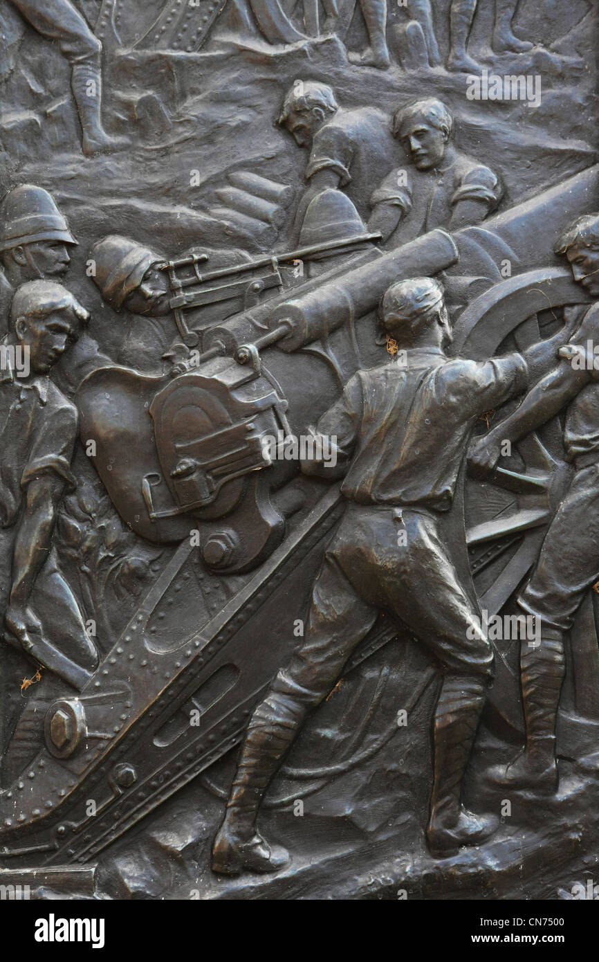 Bas-relief frise scène montrant la Royal Artillery Regiment en action sur le monument commémoratif de guerre d'Afrique du Sud à Londres. Banque D'Images