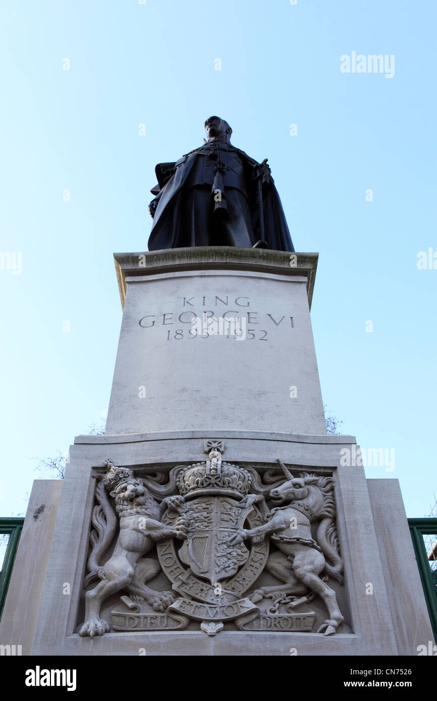 Statue du Roi George VI (1895 - 1952) dans sur le Mall à Londres, en Angleterre. Banque D'Images