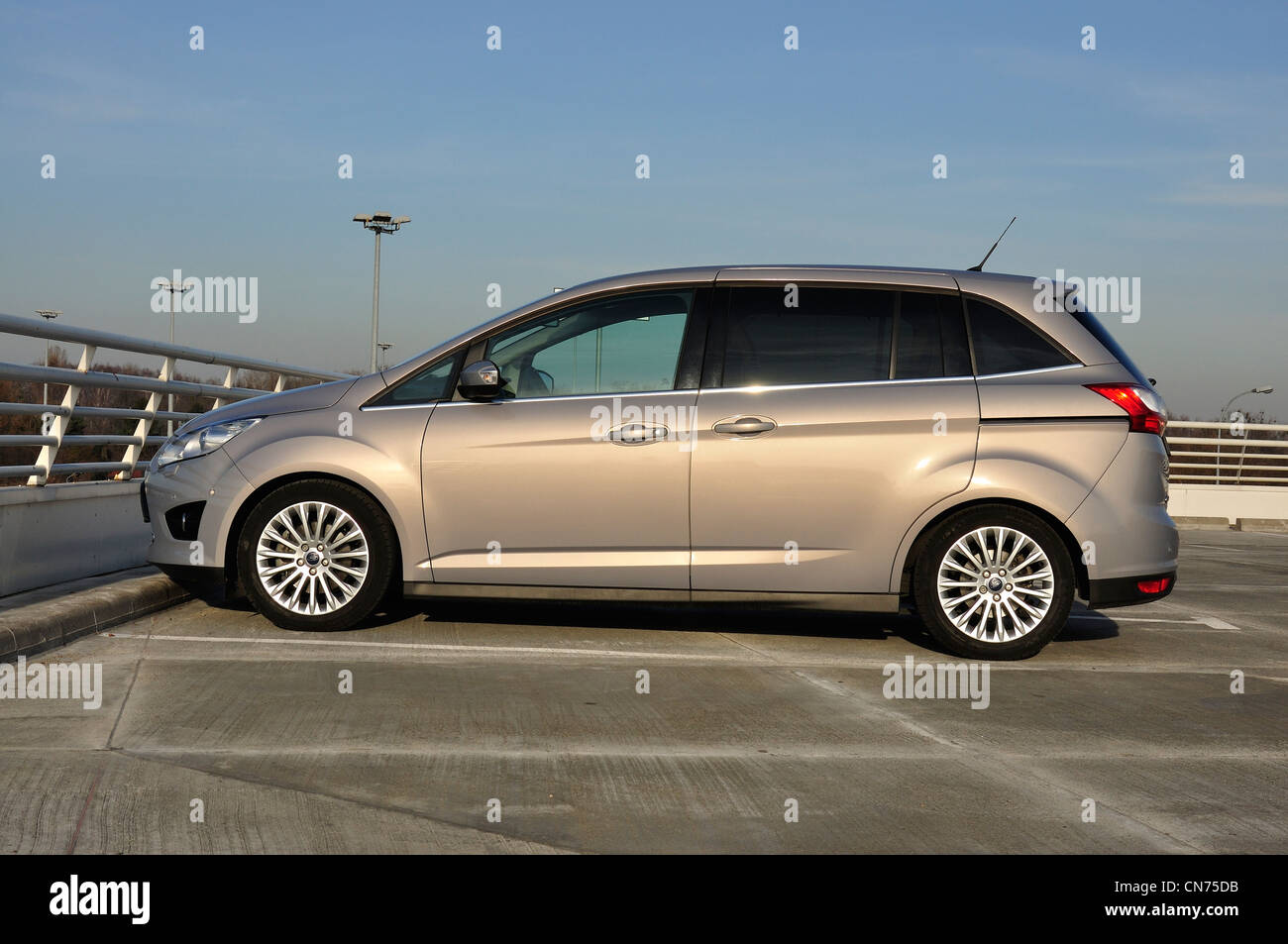 Ford Grand C-MAX - MA 2011 - Taille compacte populaire allemande véhicule polyvalent (segment I) - le parking gratuit Banque D'Images