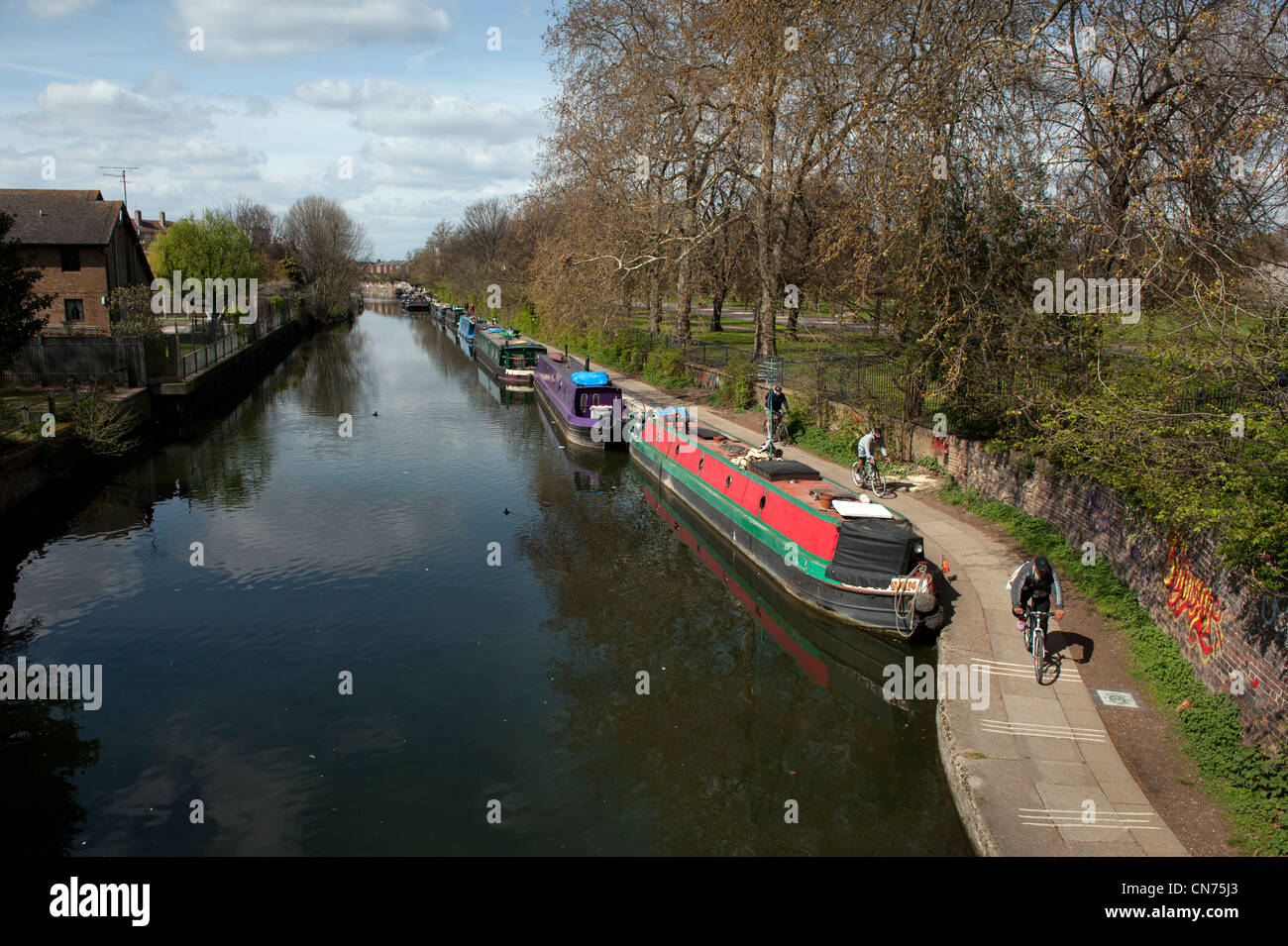 Victoria Park, Tower Hamlets, East London, Angleterre. Printemps 2012.Narrow Bateaux, Regents Canal. Banque D'Images