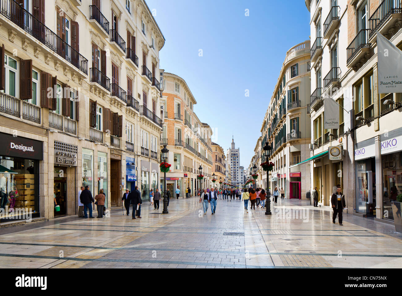 Boutiques de la Calle Marques de Larios, la rue commerçante principale, Malaga, Andalousie, Espagne Banque D'Images