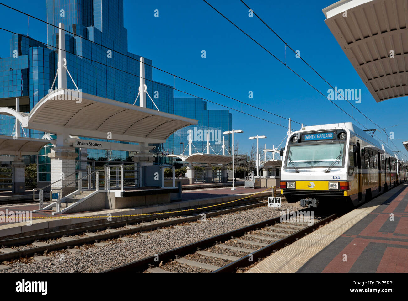 Train à la plate-forme à la gare Union, Dallas, Texas, USA - les blocs de bureau derrière Banque D'Images