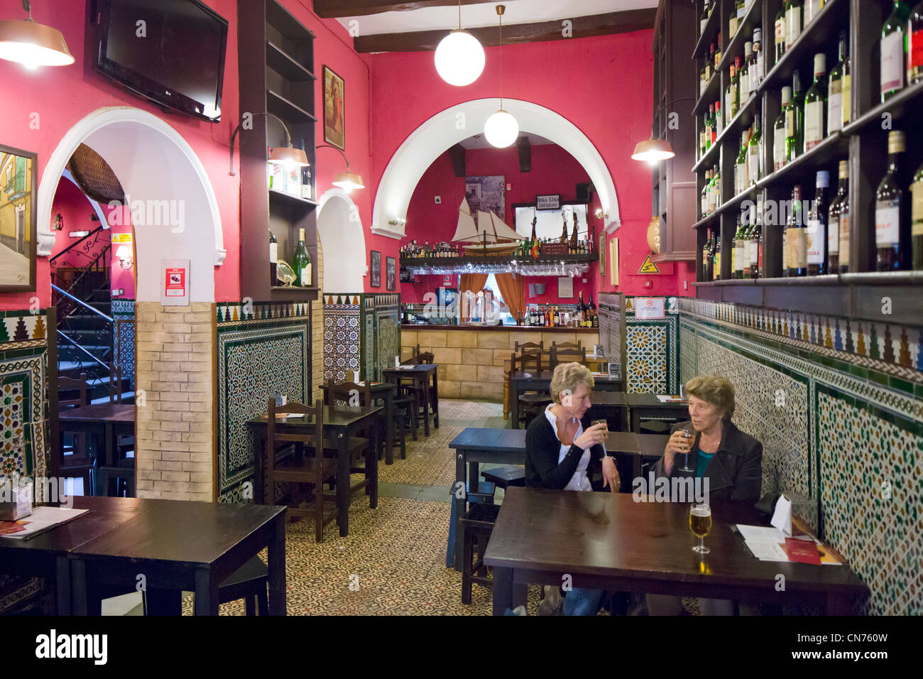 Intérieur d'un bar à tapas traditionnels locaux dans l'historique quartier juif (Barrio Santa Cruz), Séville, Andalousie, Espagne Banque D'Images