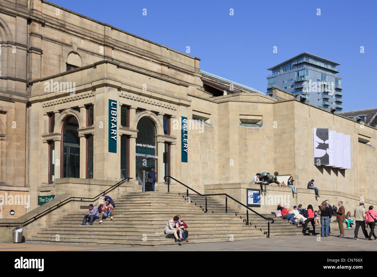 Scène avec les gens sur des mesures en dehors de la Bibliothèque Centrale Publique de la ville et de l'Art Gallery de Headrow Leeds West Yorkshire Angleterre UK Banque D'Images