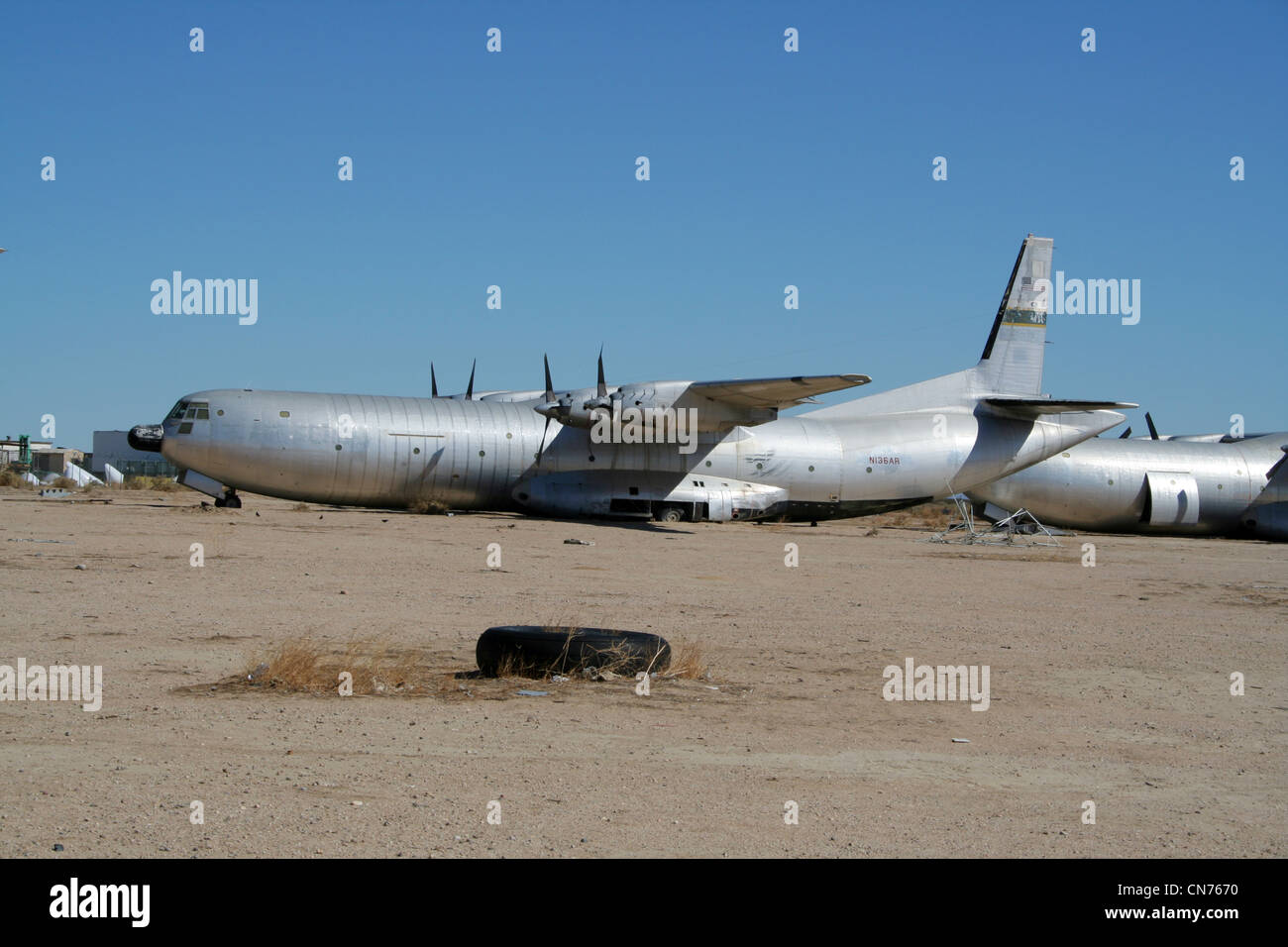 Ancien douglas usaf c-133 cargomaster dans le désert à l'aérodrome de Mojave, Californie, USA Banque D'Images
