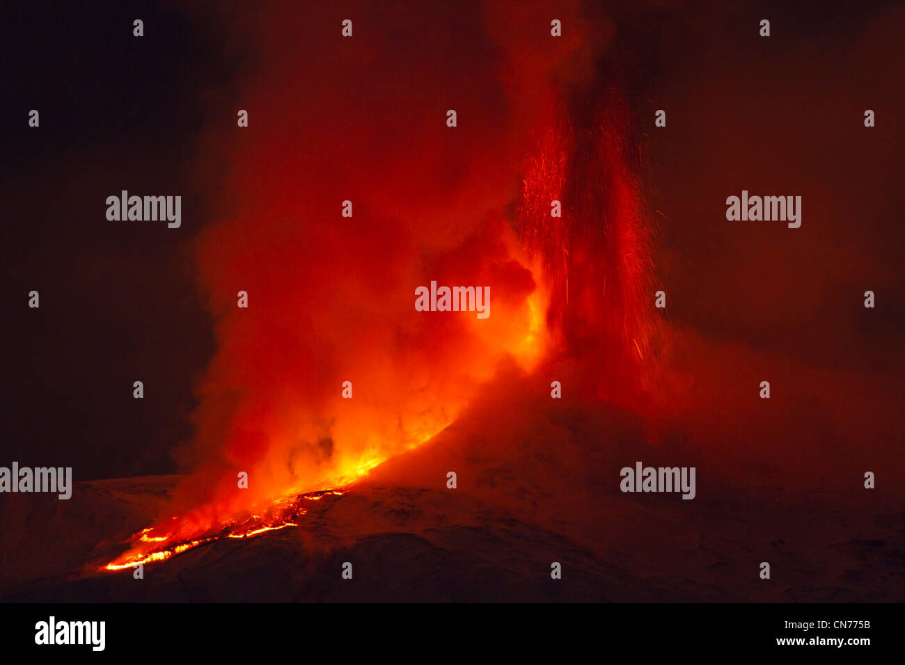 Éruption de l'Etna, 8 et 9 février 2012, vu de Milo, Sicile, Italie Banque D'Images