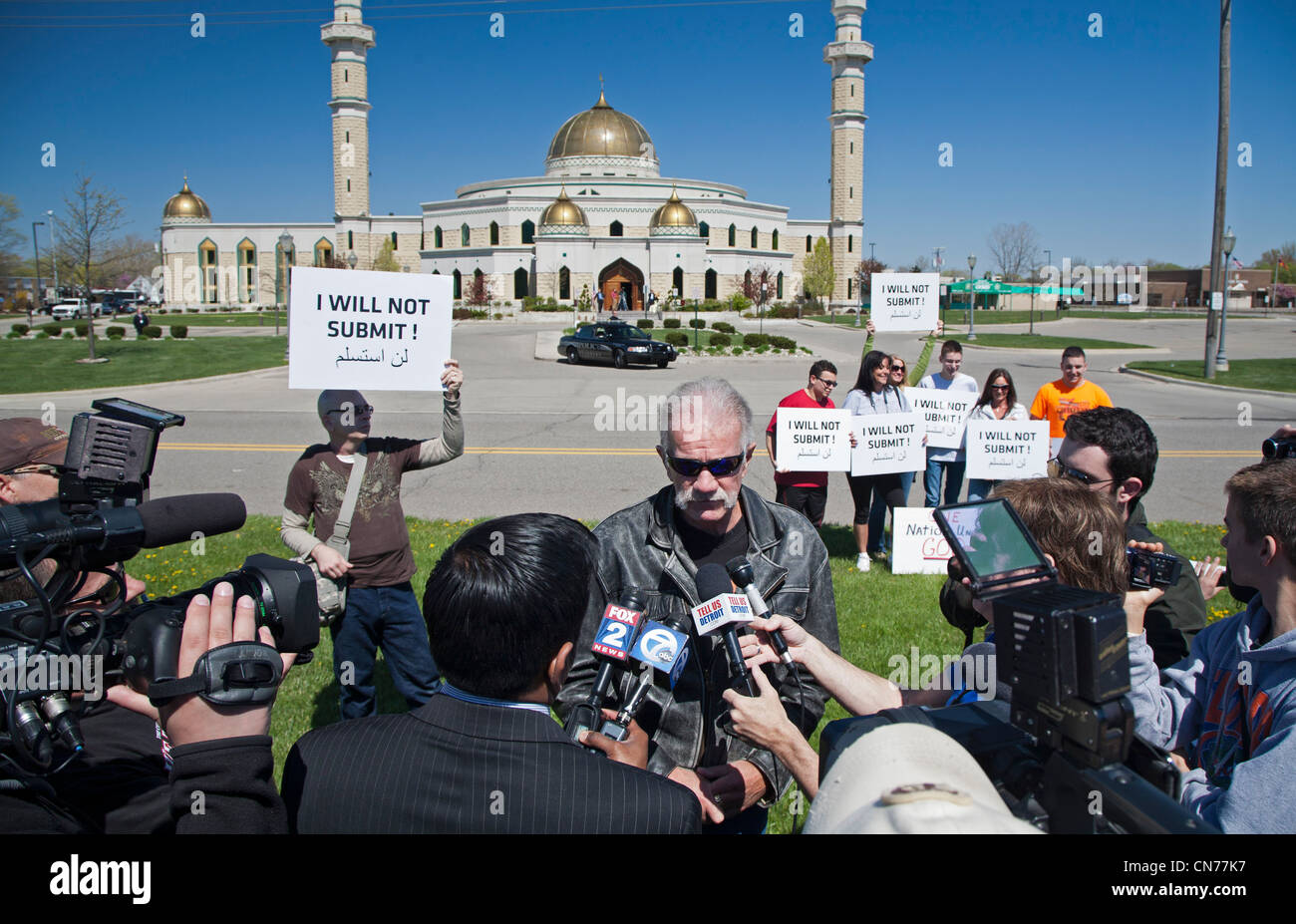 Dearborn, Michigan - le pasteur de Floride Terry Jones est titulaire d'un rassemblement contre l'Islam devant le Centre islamique de l'Amérique. Banque D'Images