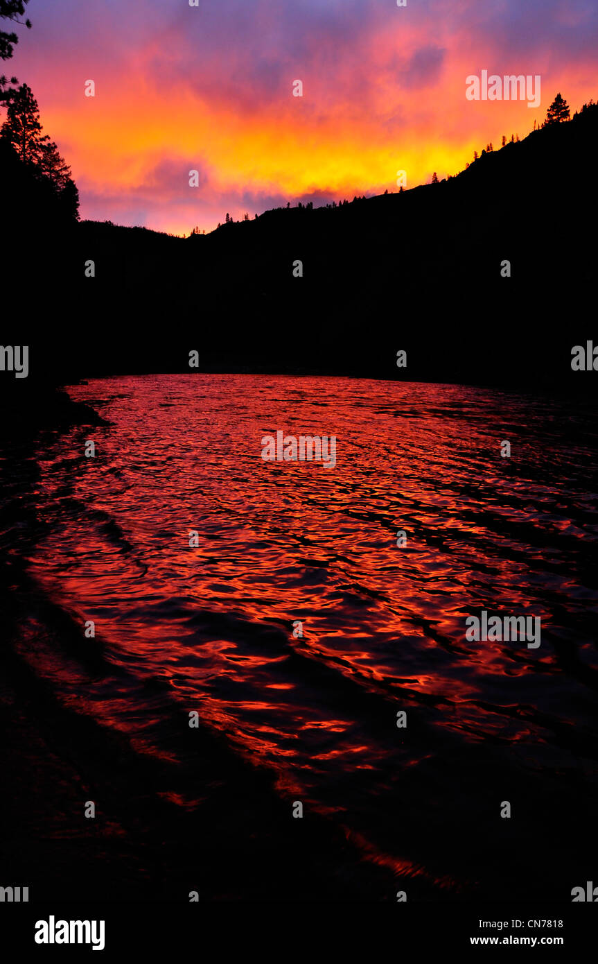 Le coucher du soleil, Salmon River, Idaho. Banque D'Images